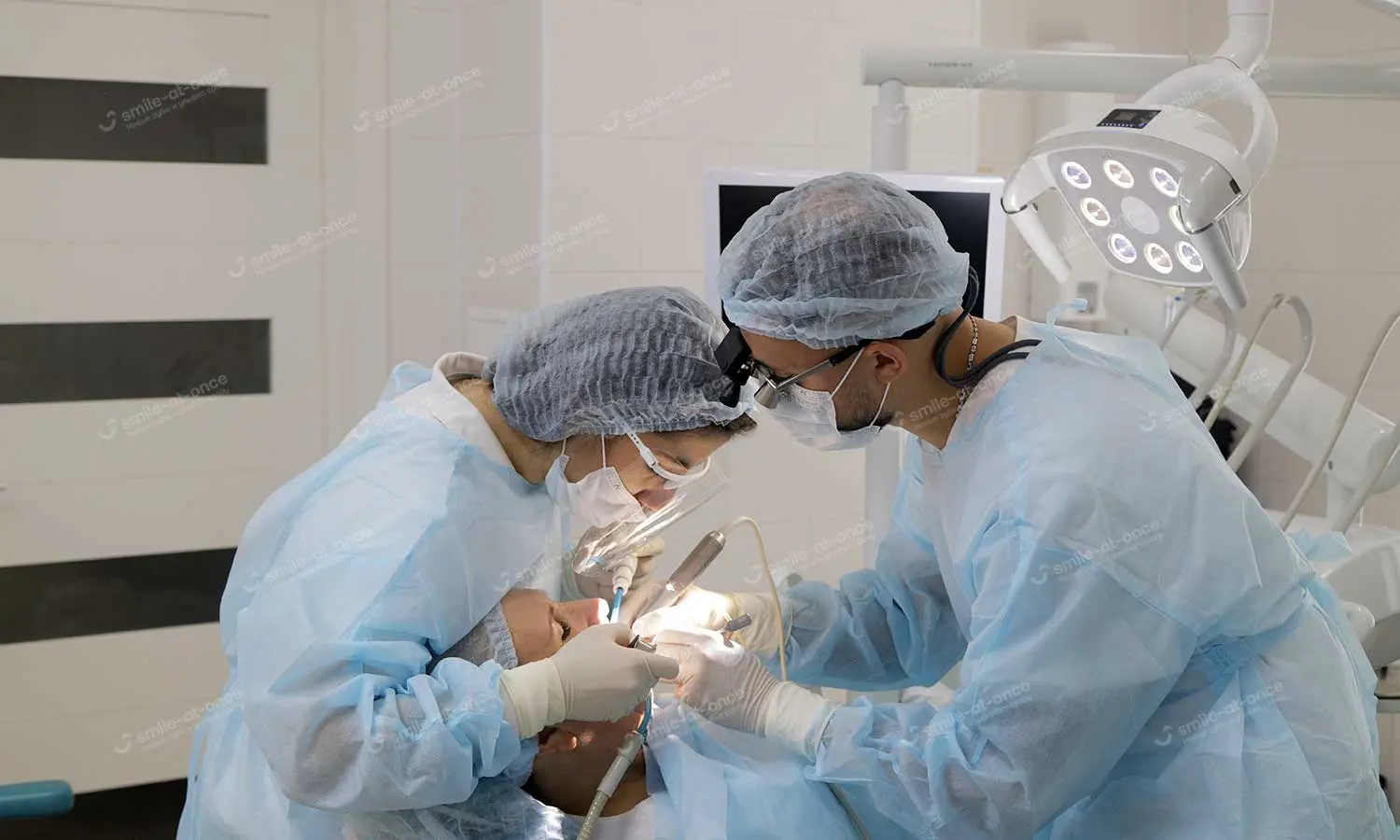 Проведение операции по имплантации зубов