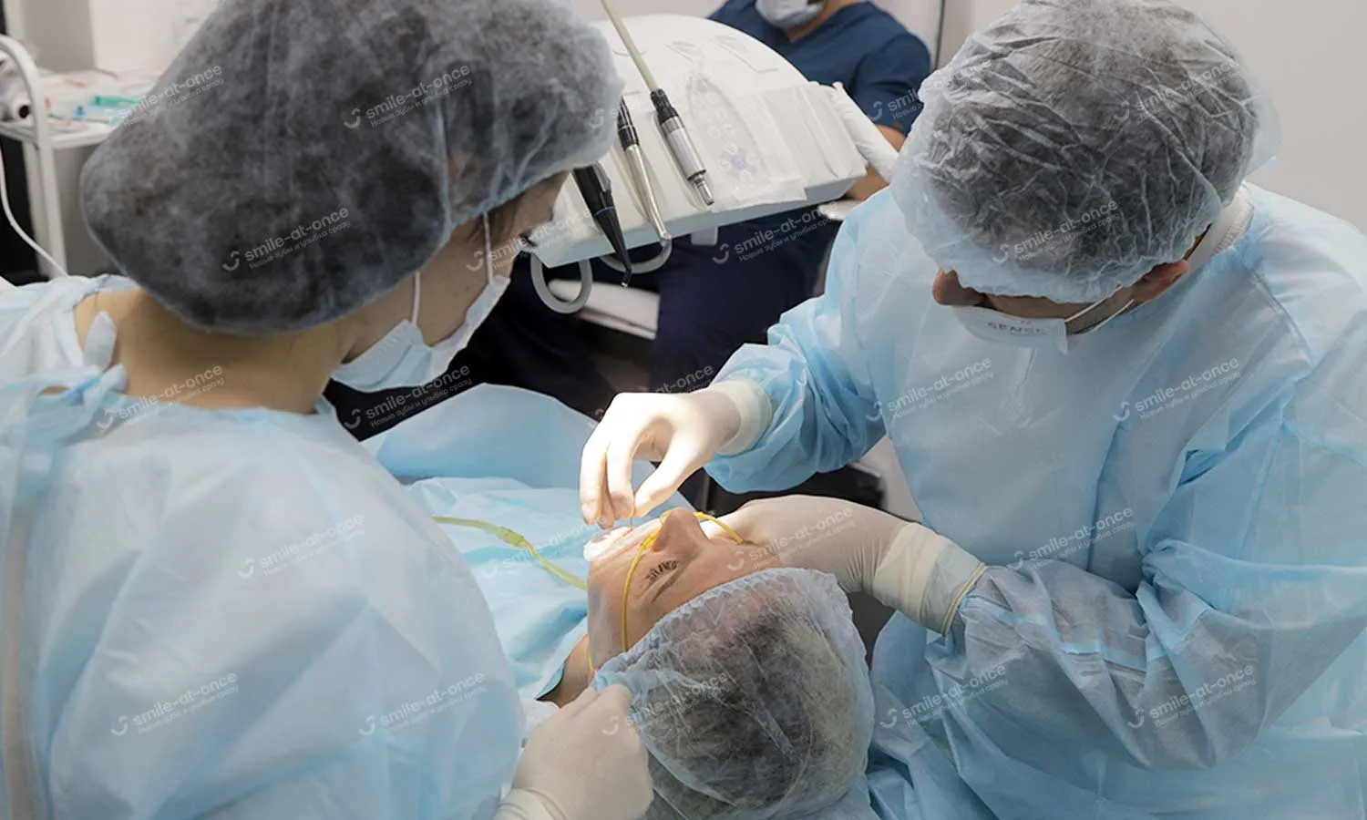 Проведение операции по установке зубных имплантов