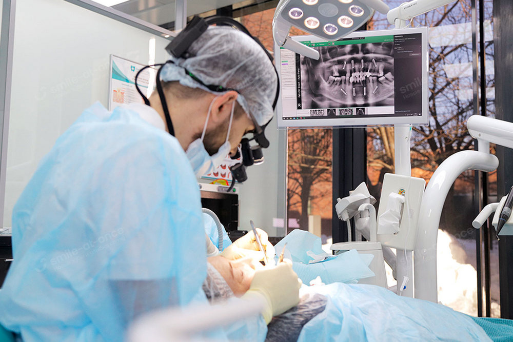 операция по установке зубных имплантов